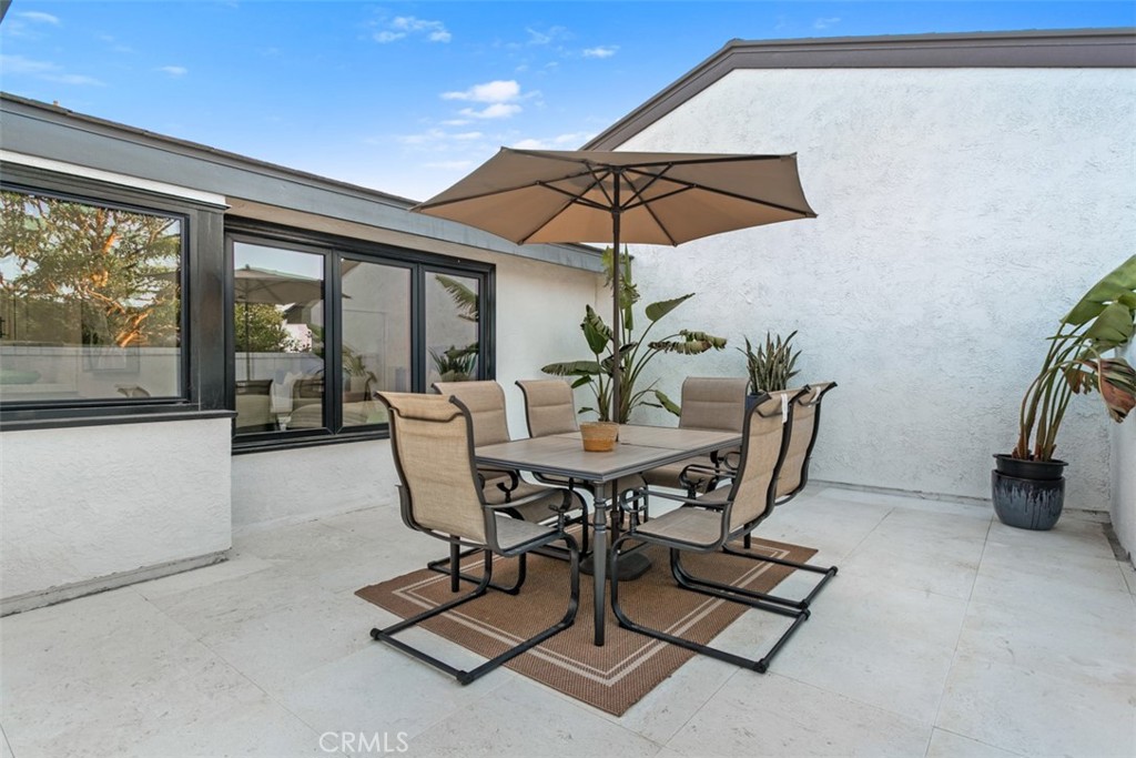 10 White Water Drive