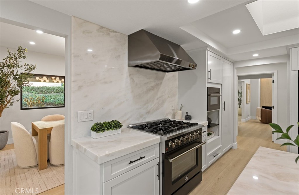 10 White Water Drive