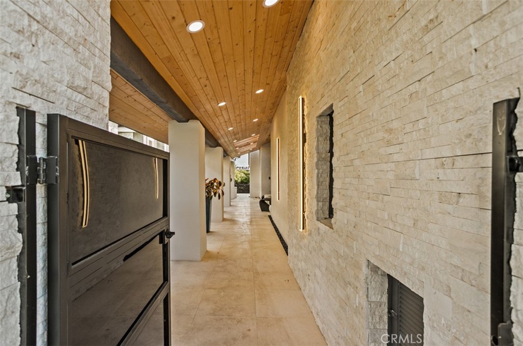 10 White Water Drive