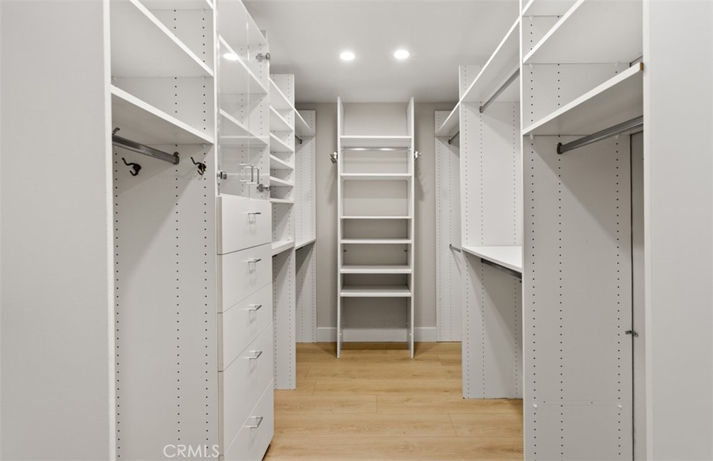 10 White Water Drive