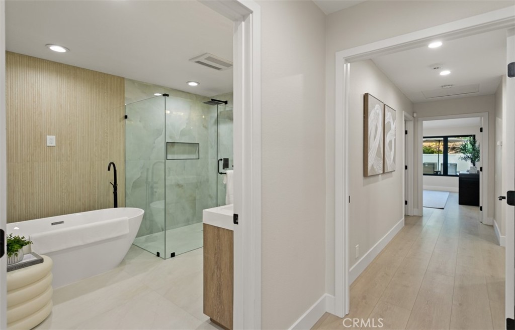 10 White Water Drive