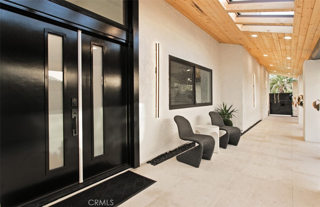 10 White Water Drive