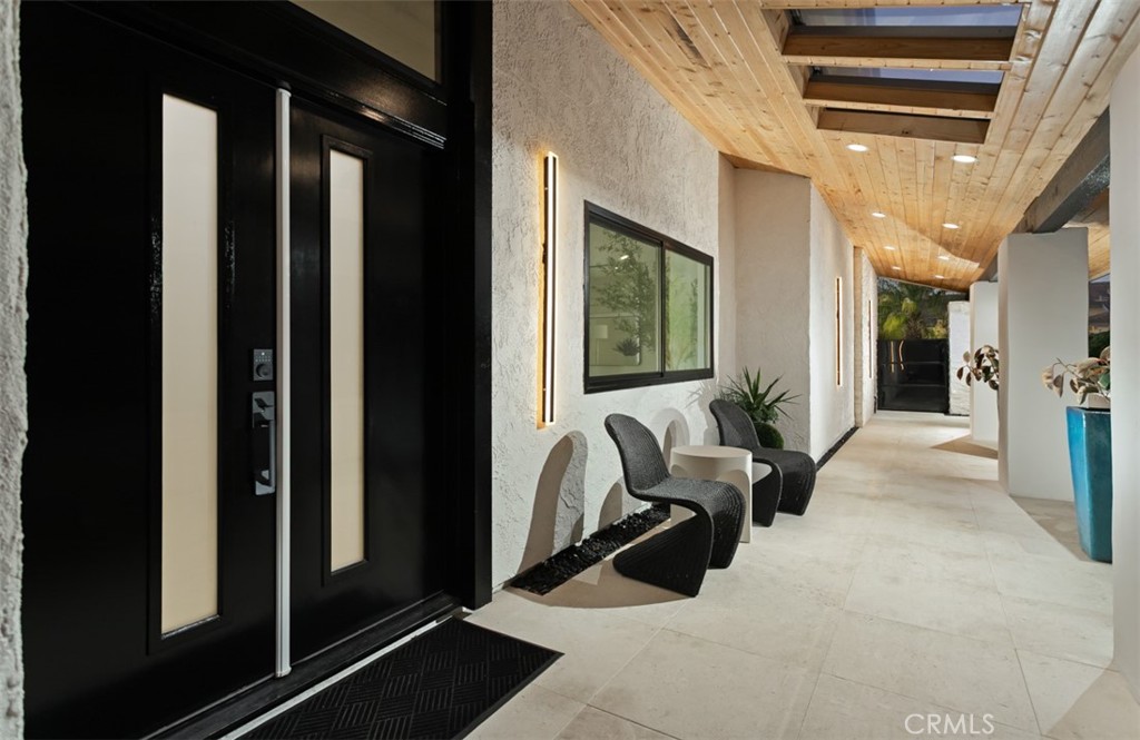 10 White Water Drive