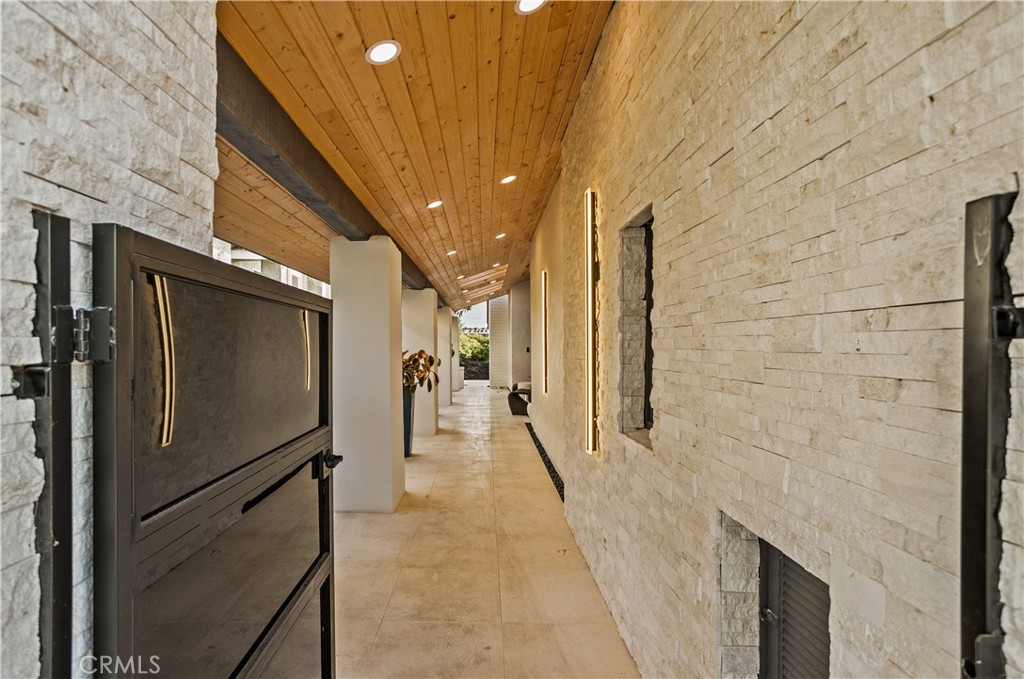10 White Water Drive