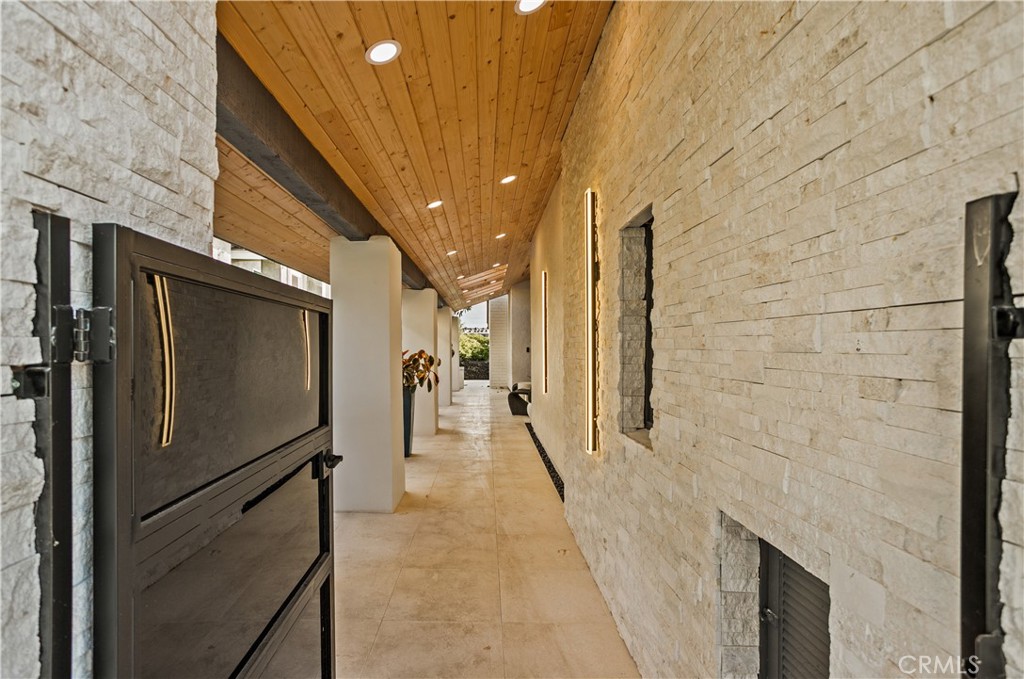 10 White Water Drive