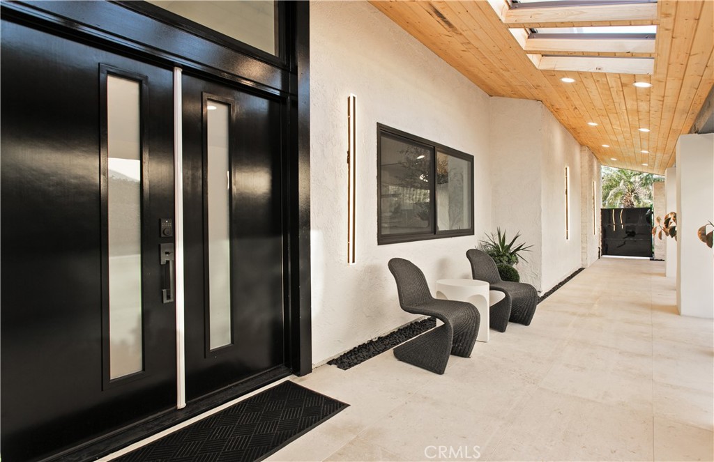 10 White Water Drive