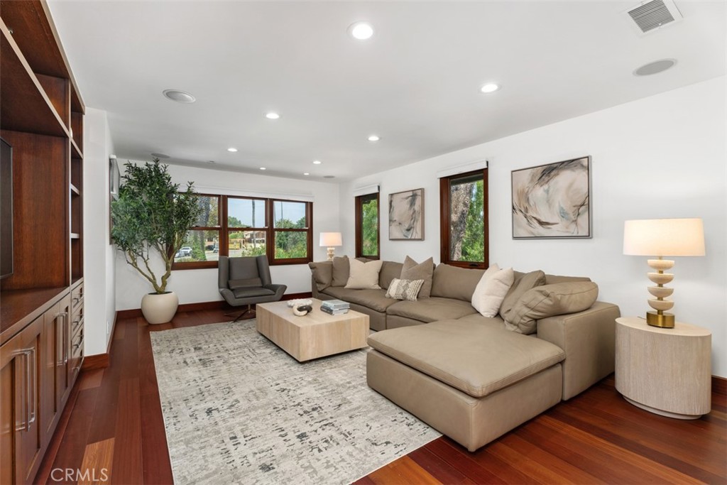 2907 Cliff Drive