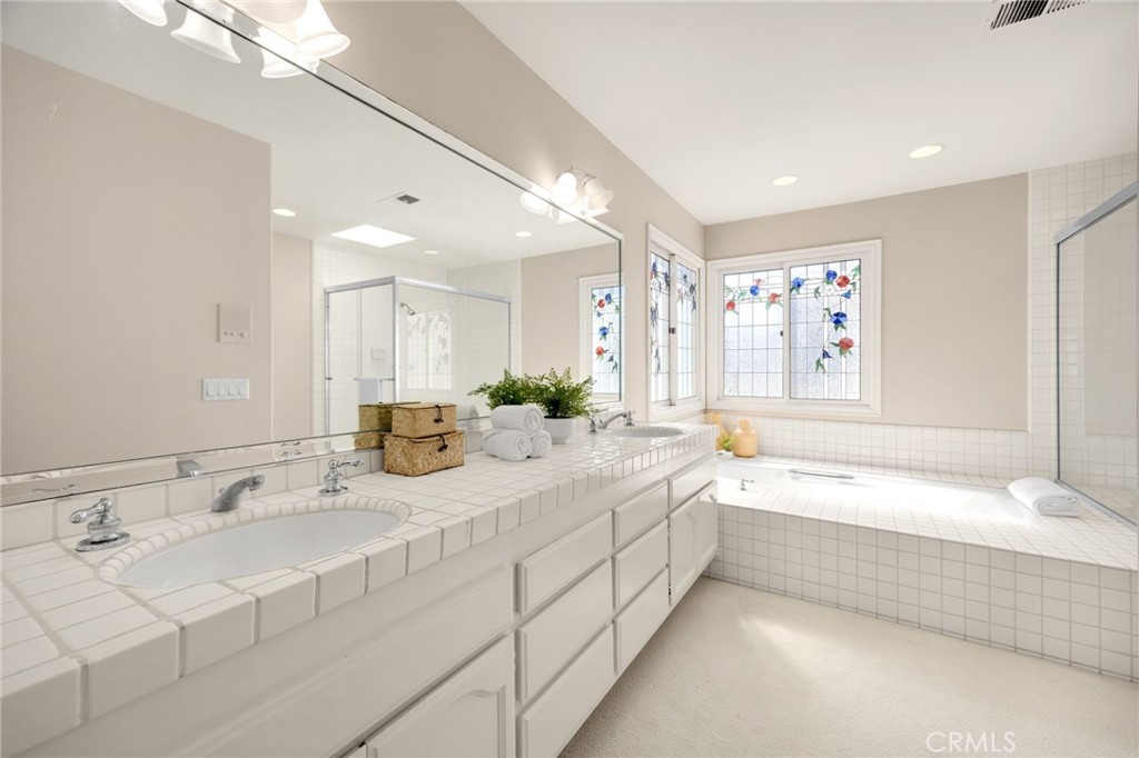 1819 1/2 W Bay Avenue B