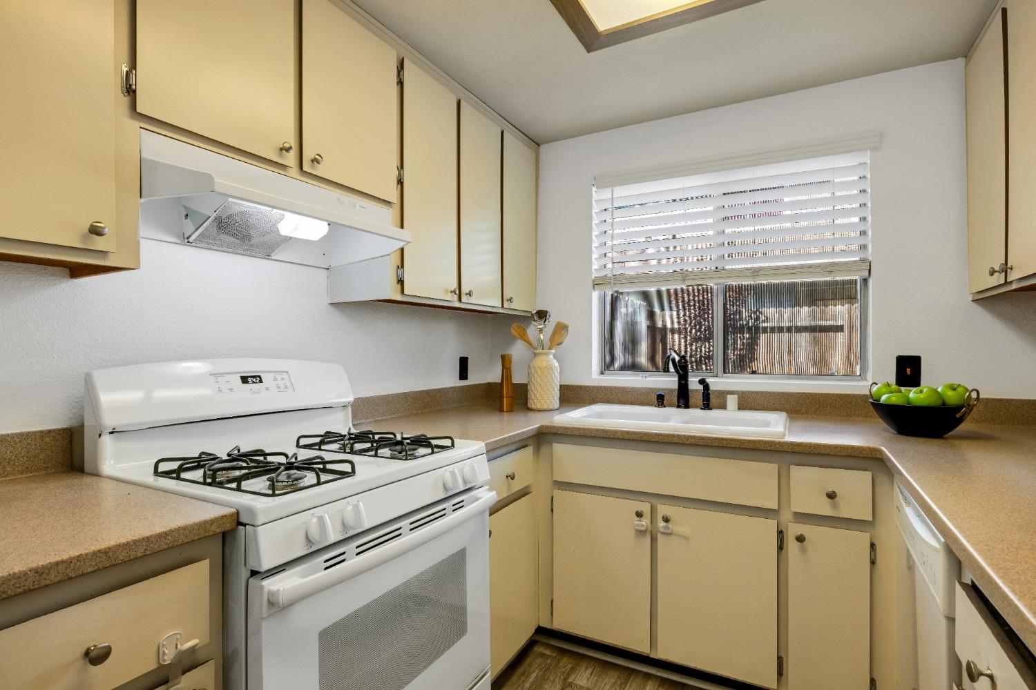 1675 Vernon Street 27