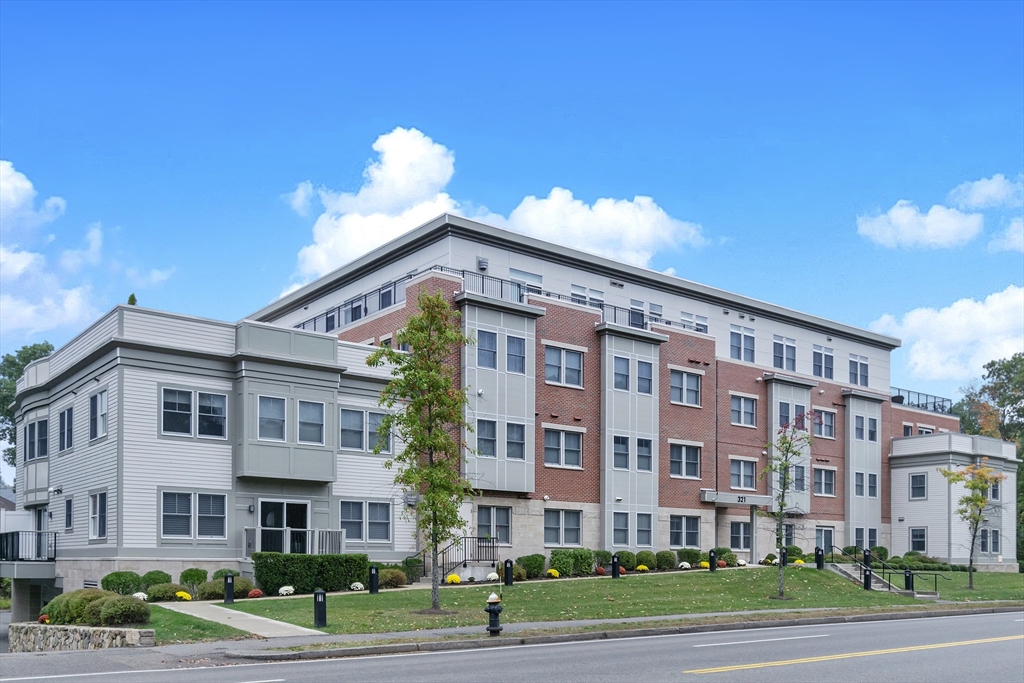 321 Hammond Pond Pkwy # 105