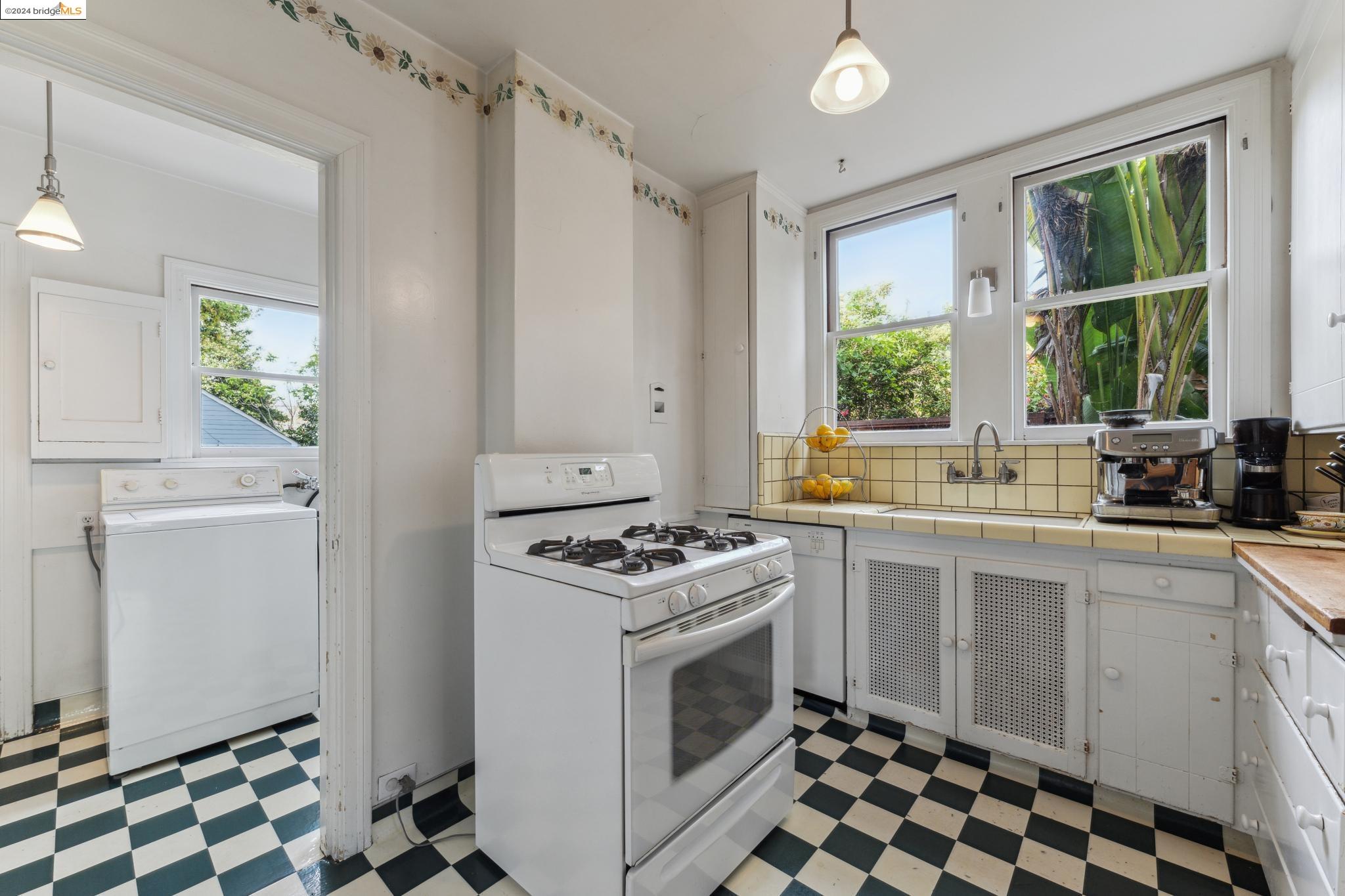 570 Pala Ave
