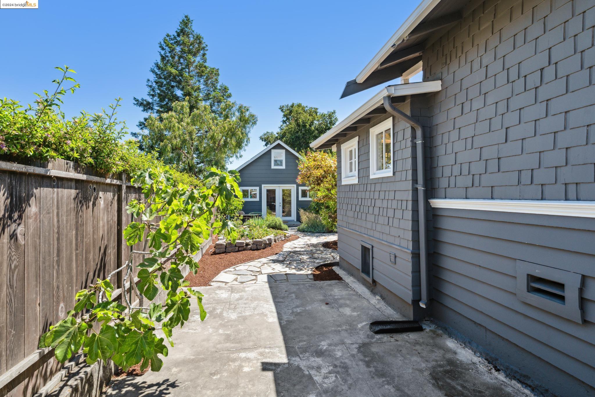 2219 Damuth St