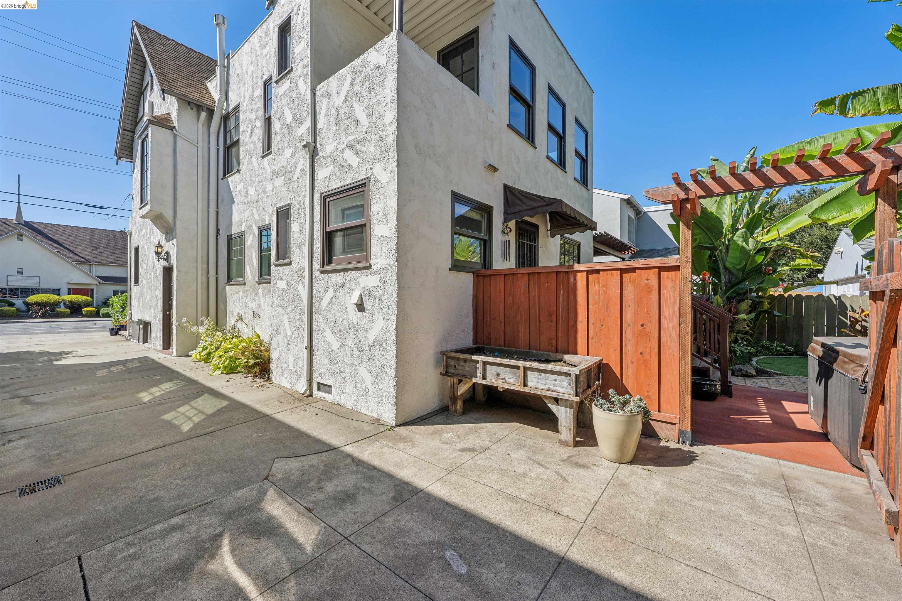 964 Estudillo Ave