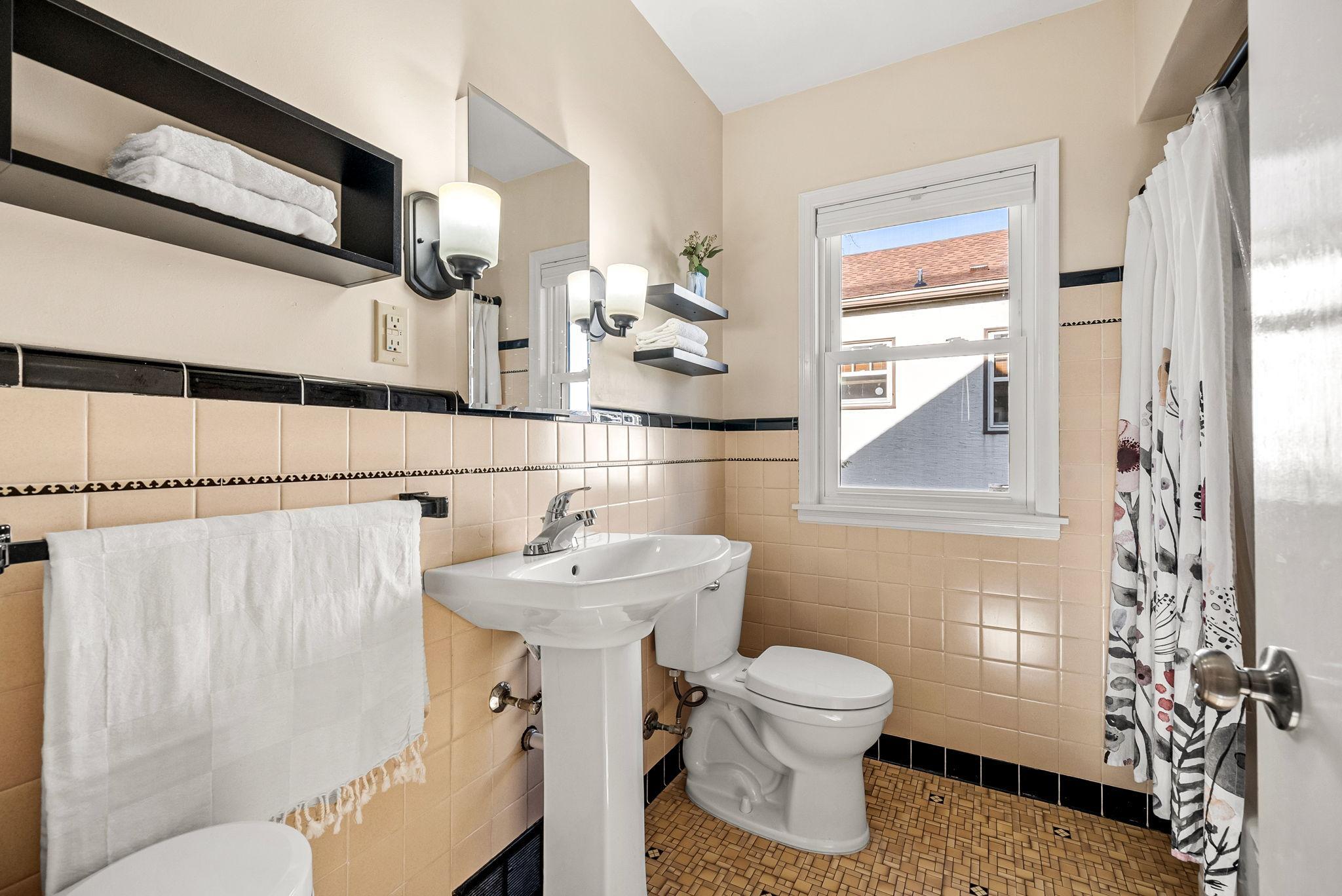 2214 Roosevelt Street NE