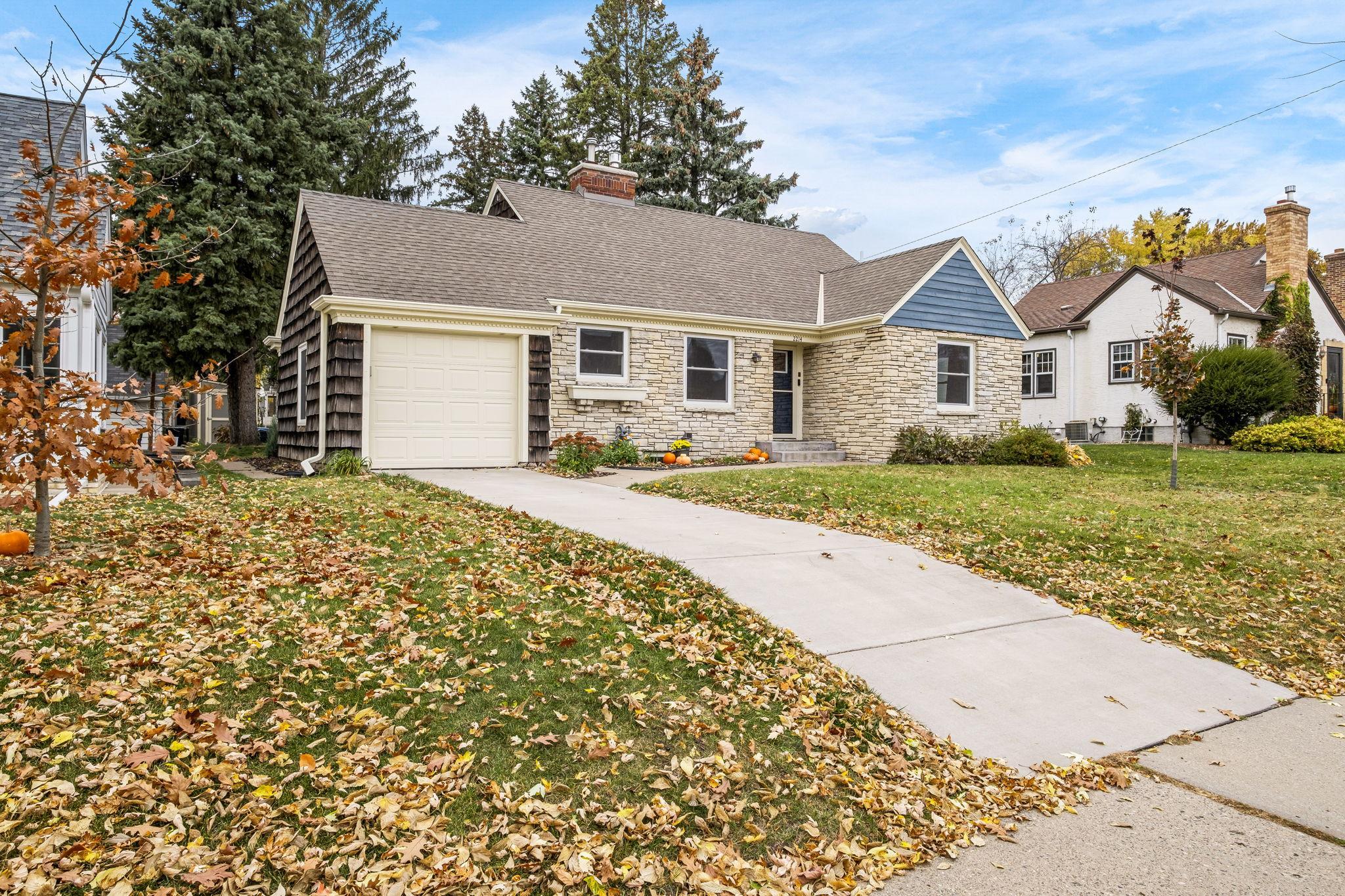 2214 Roosevelt Street NE