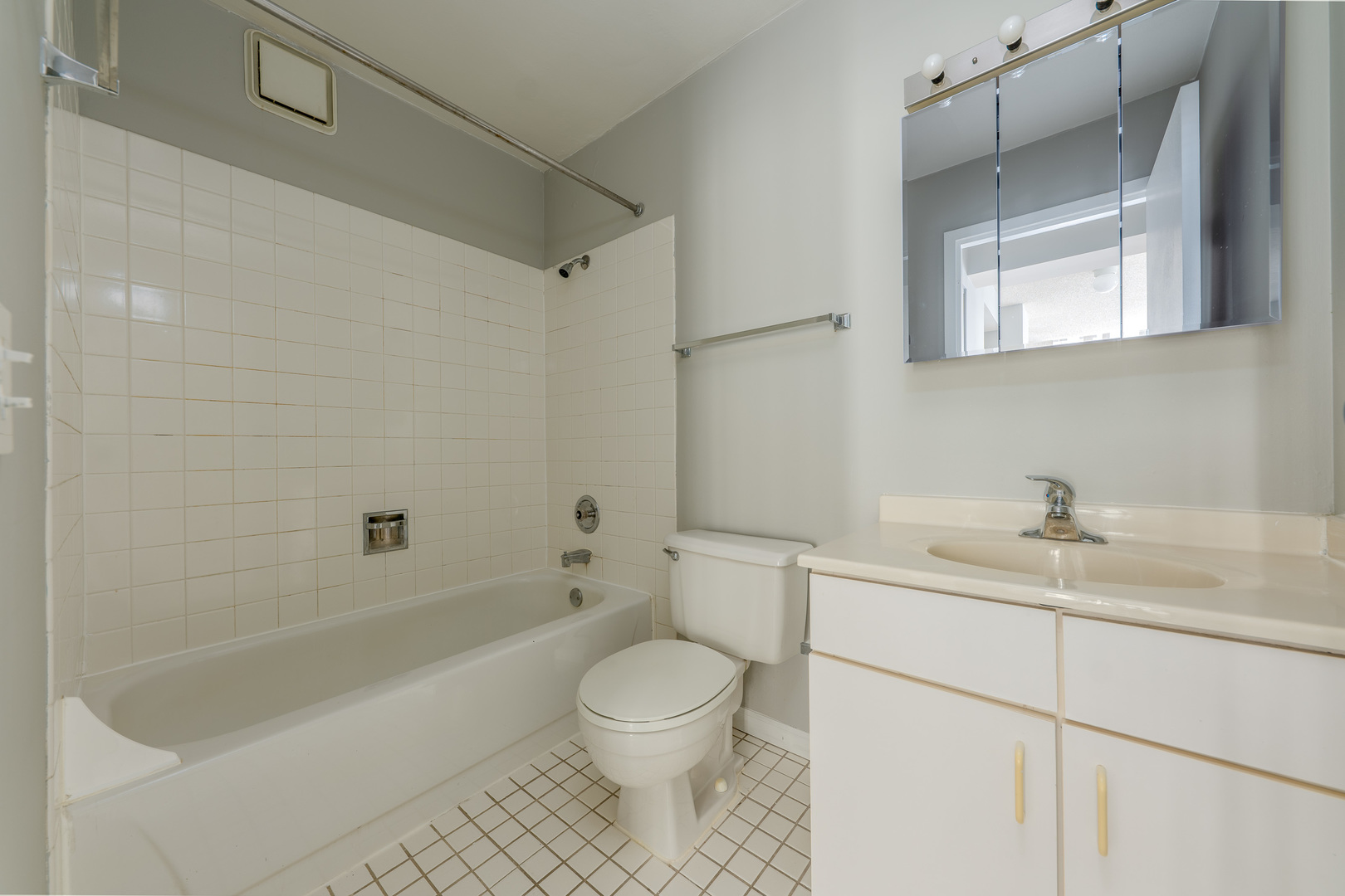 33 W Delaware Place Unit: 9B