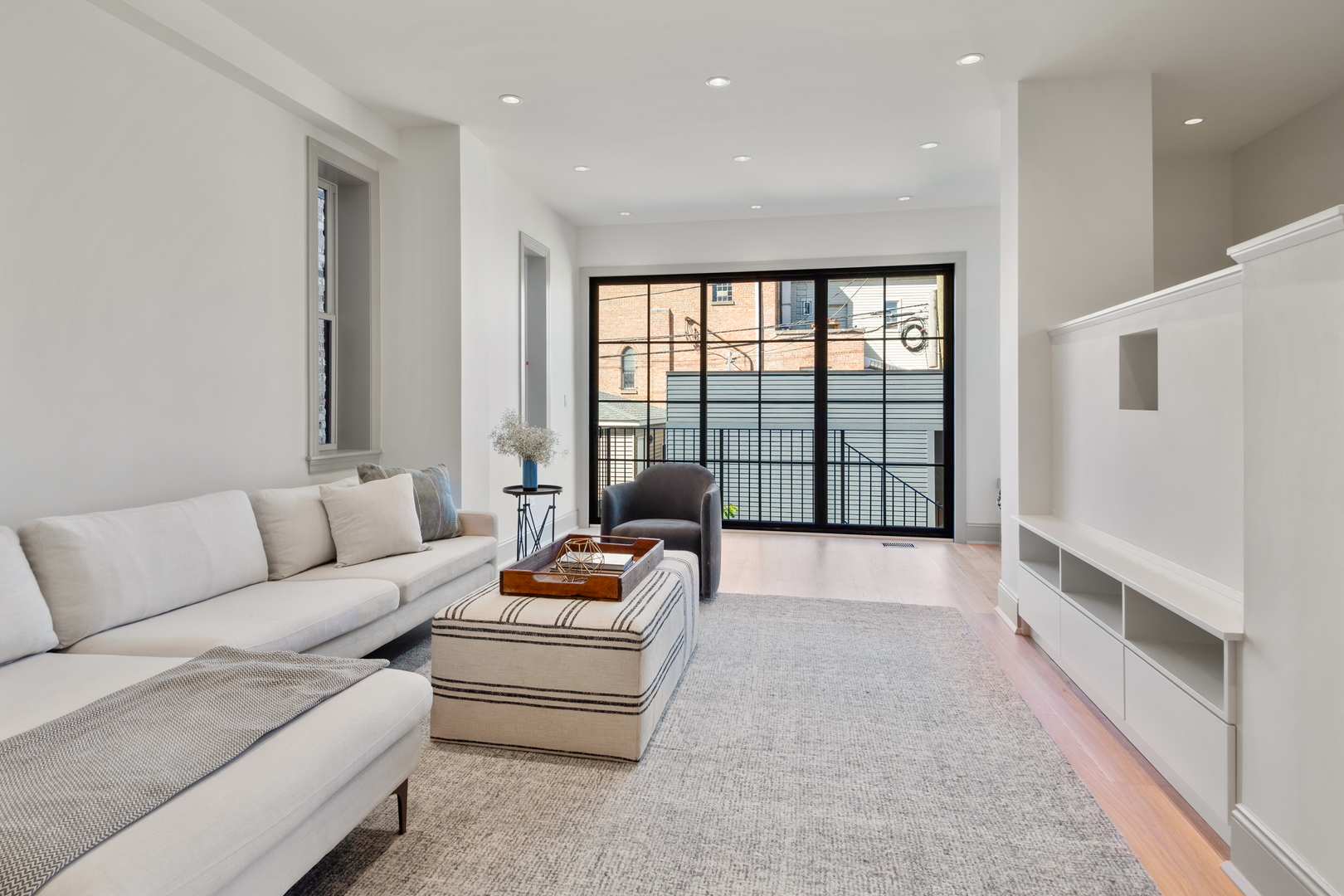 2014 W Walton Street