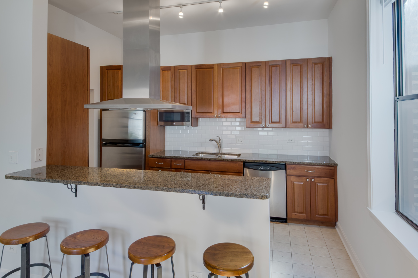 1933 N Dayton Street Unit: 2F
