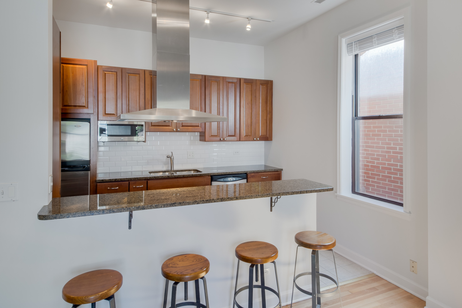 1933 N Dayton Street Unit: 2F