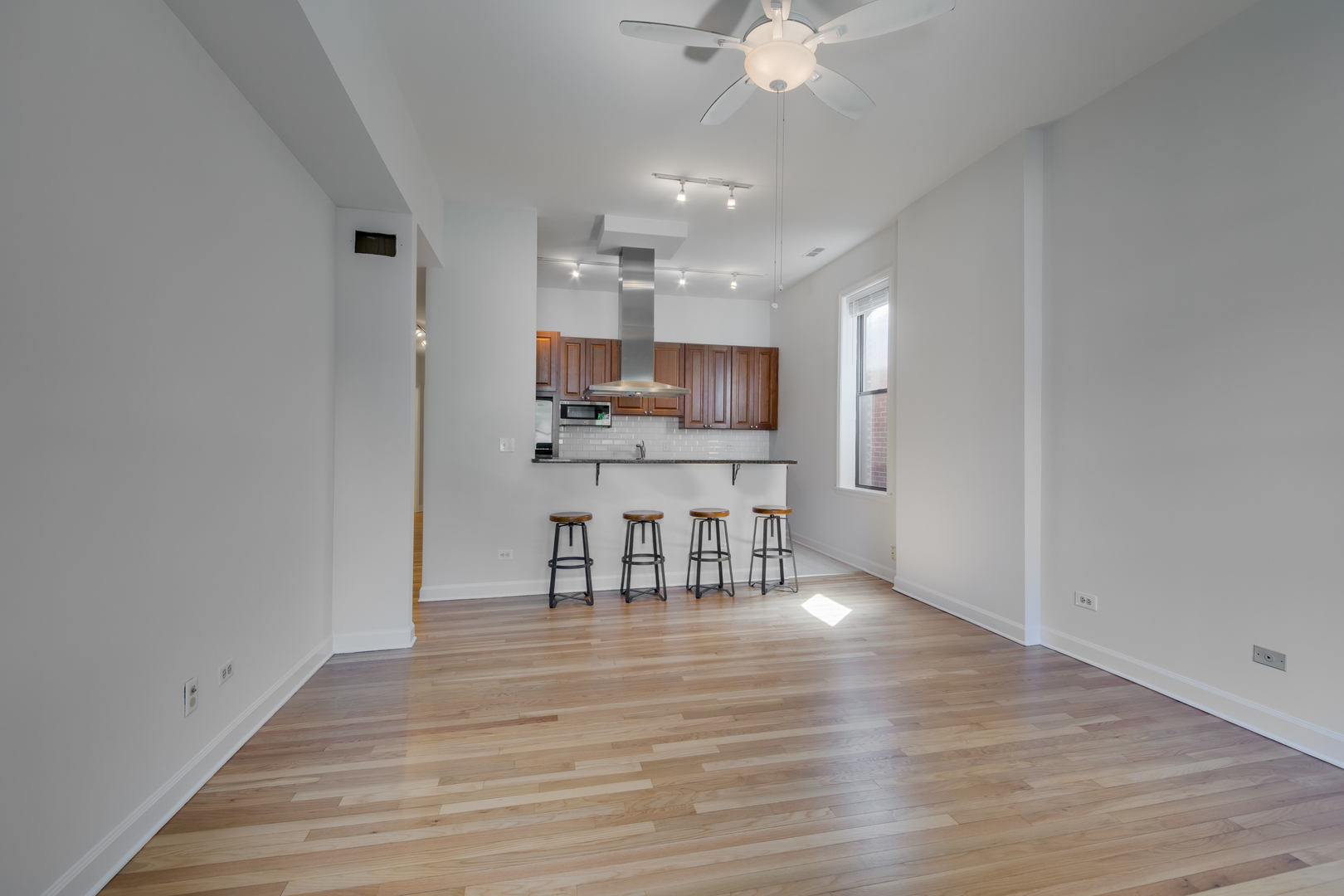1933 N Dayton Street Unit: 2F