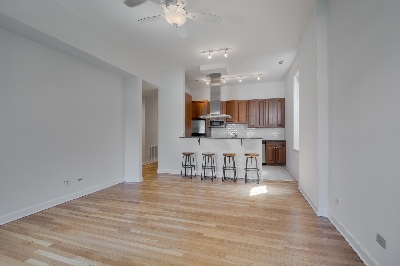 1933 N Dayton Street Unit: 2F