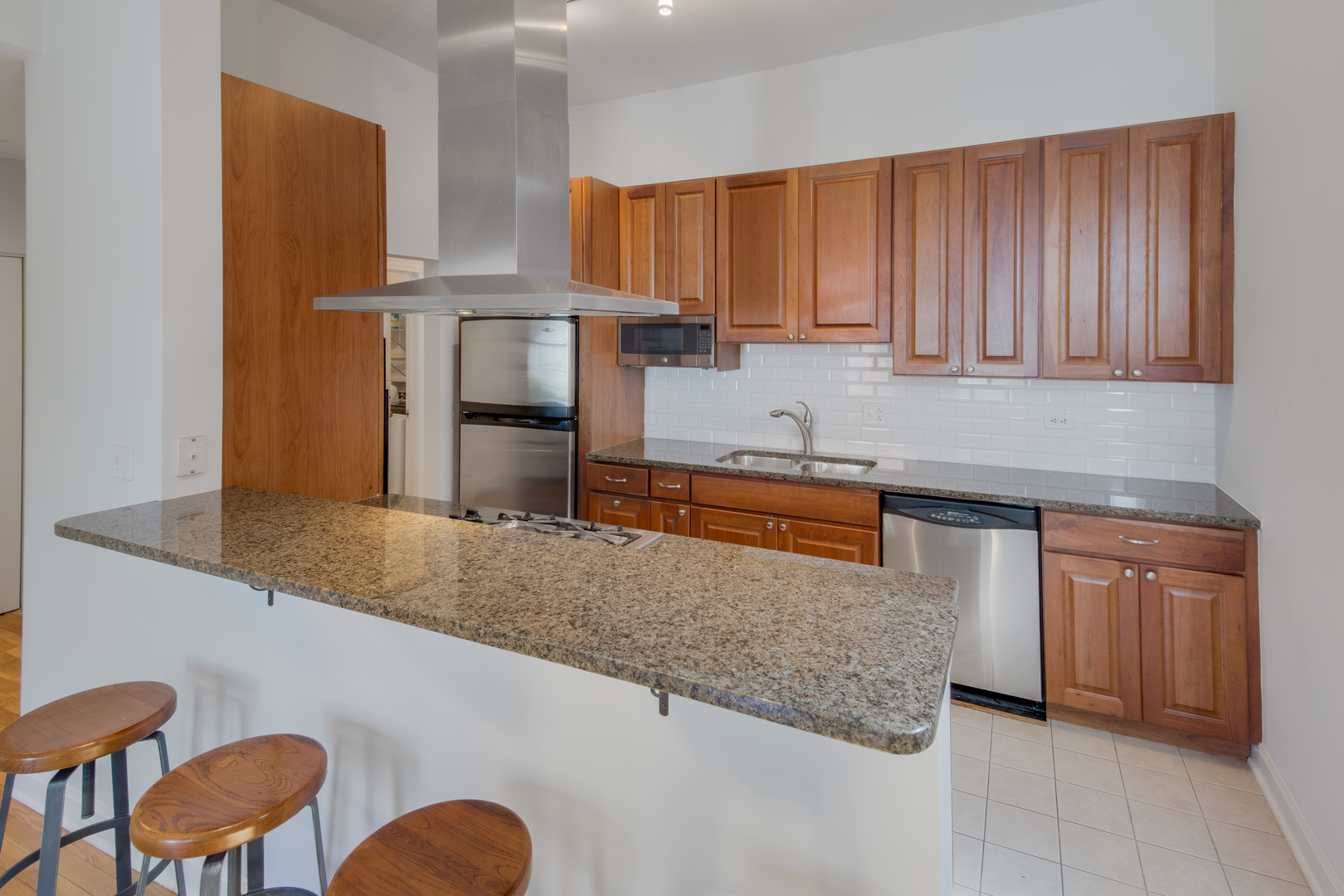 1933 N Dayton Street Unit: 2F