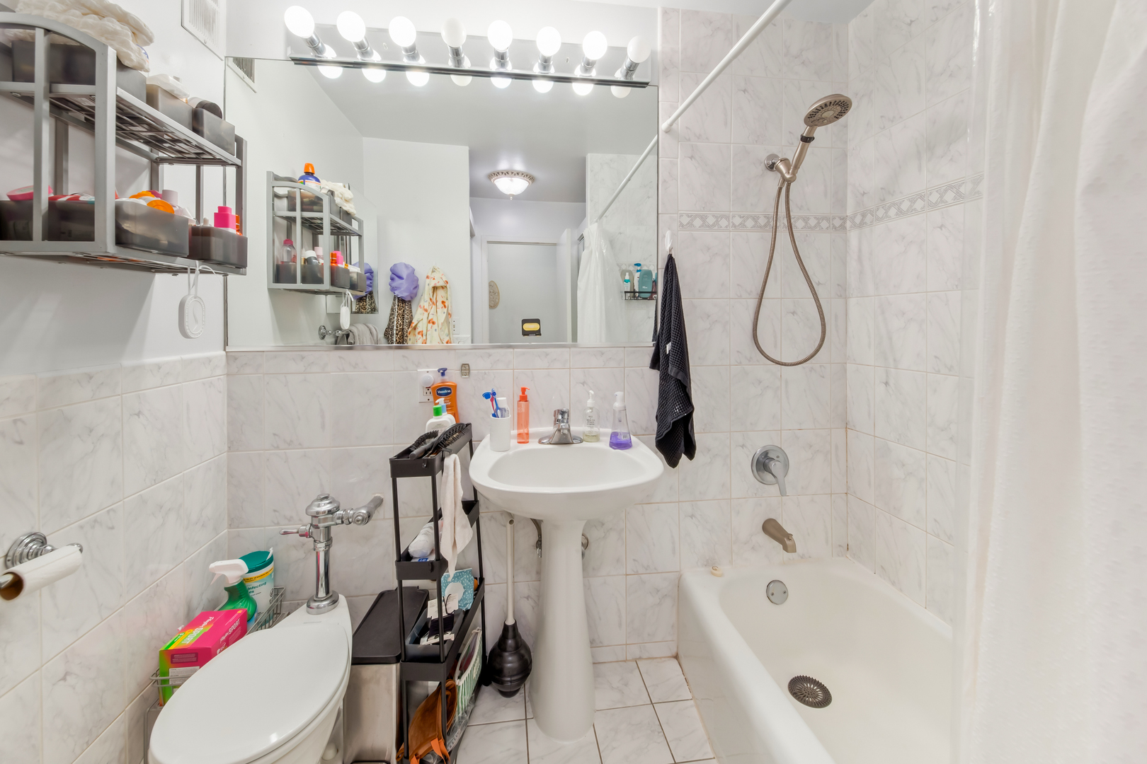 21 W Goethe Street Unit: 15B