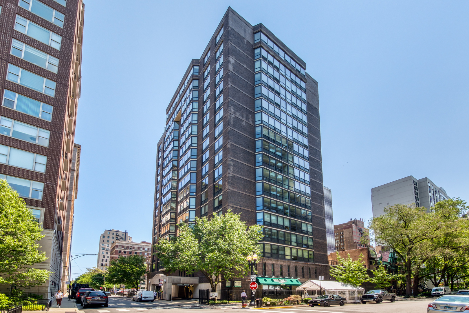 21 W Goethe Street Unit: 15B