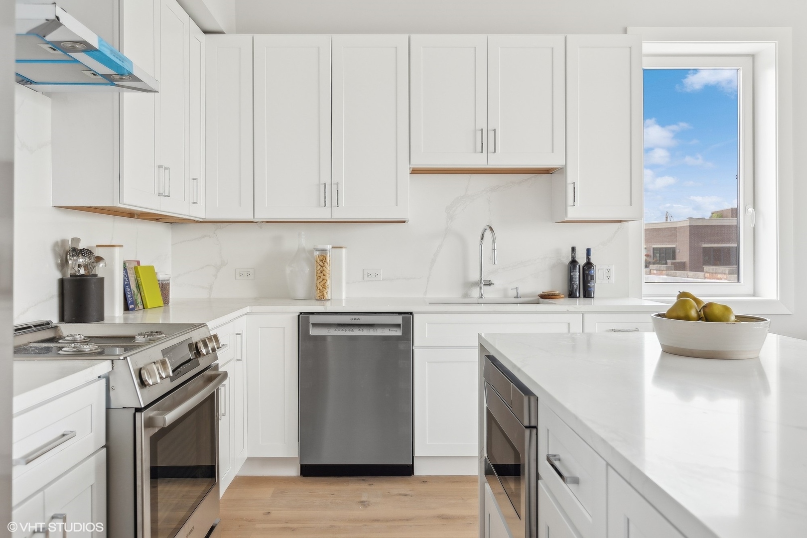 5113 N Lincoln Avenue Unit: 403