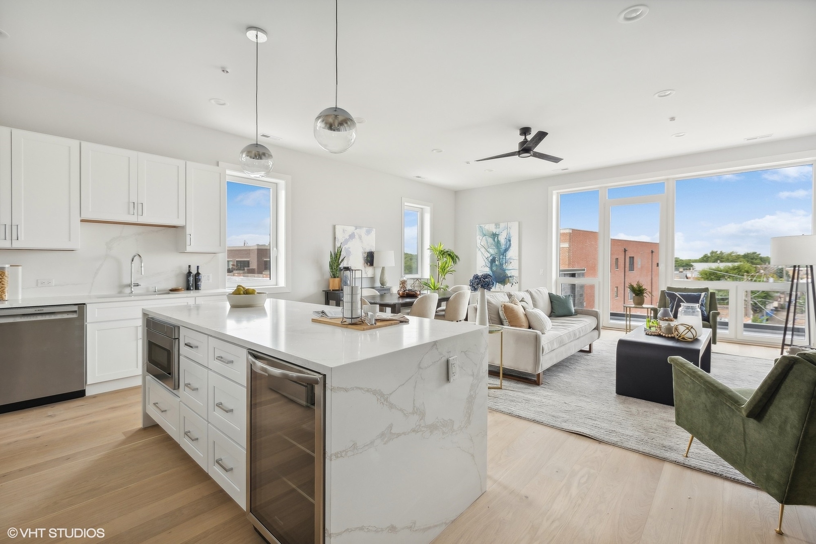 5113 N Lincoln Avenue Unit: 403