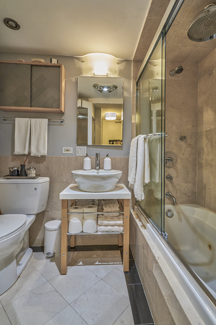 1440 N LAKE SHORE Drive Unit: 21F