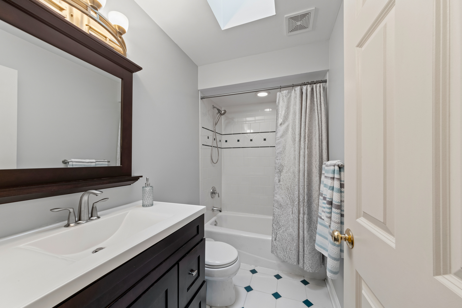 2501 W Leland Avenue Unit: 3