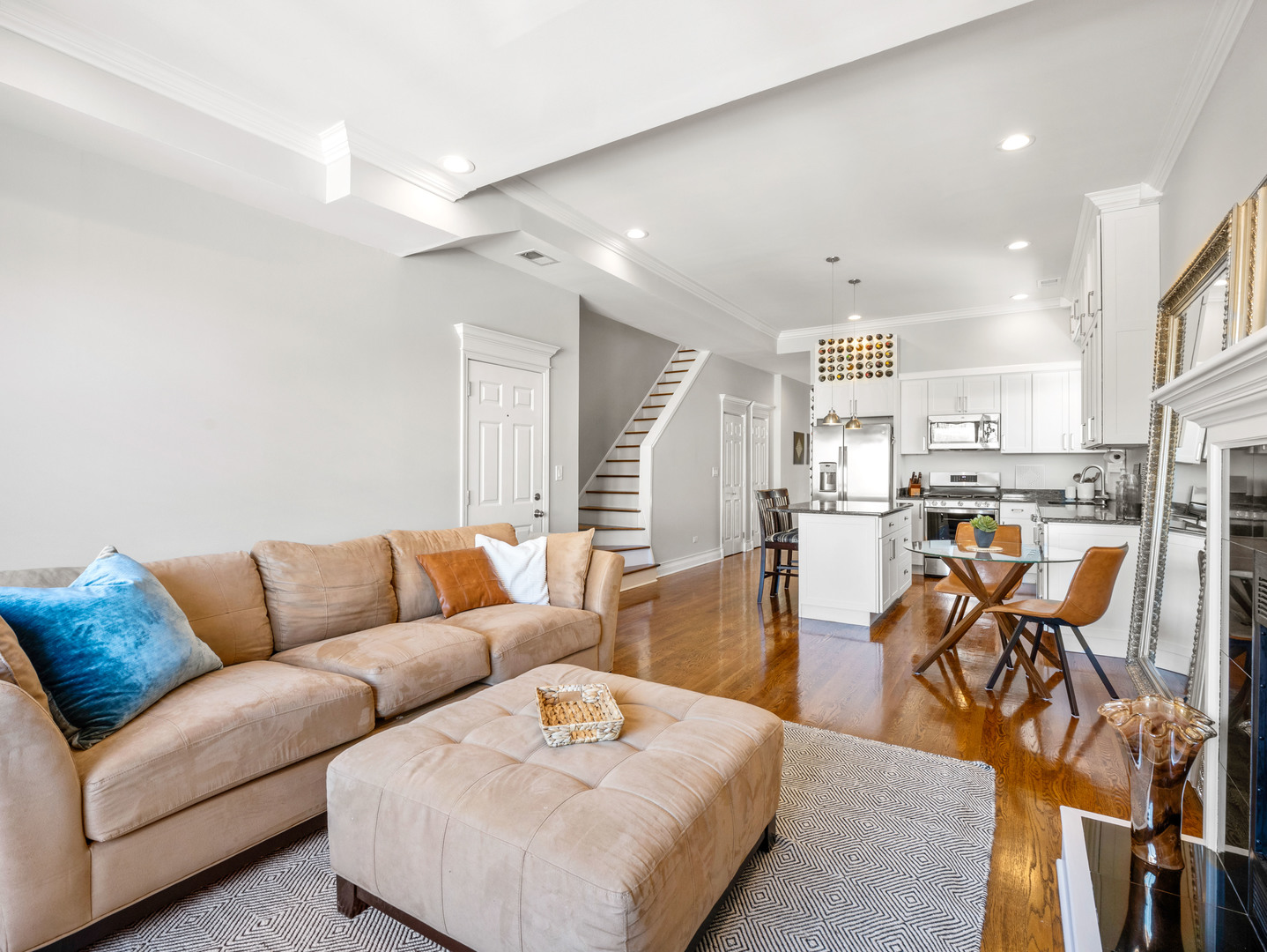 325 W SCHILLER Avenue Unit: 3W