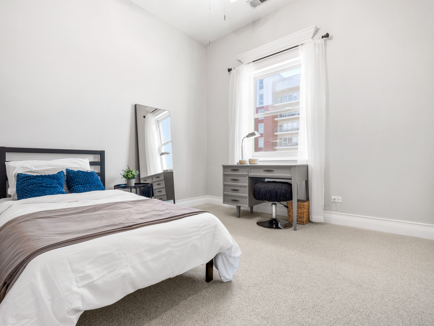 325 W SCHILLER Avenue Unit: 3W