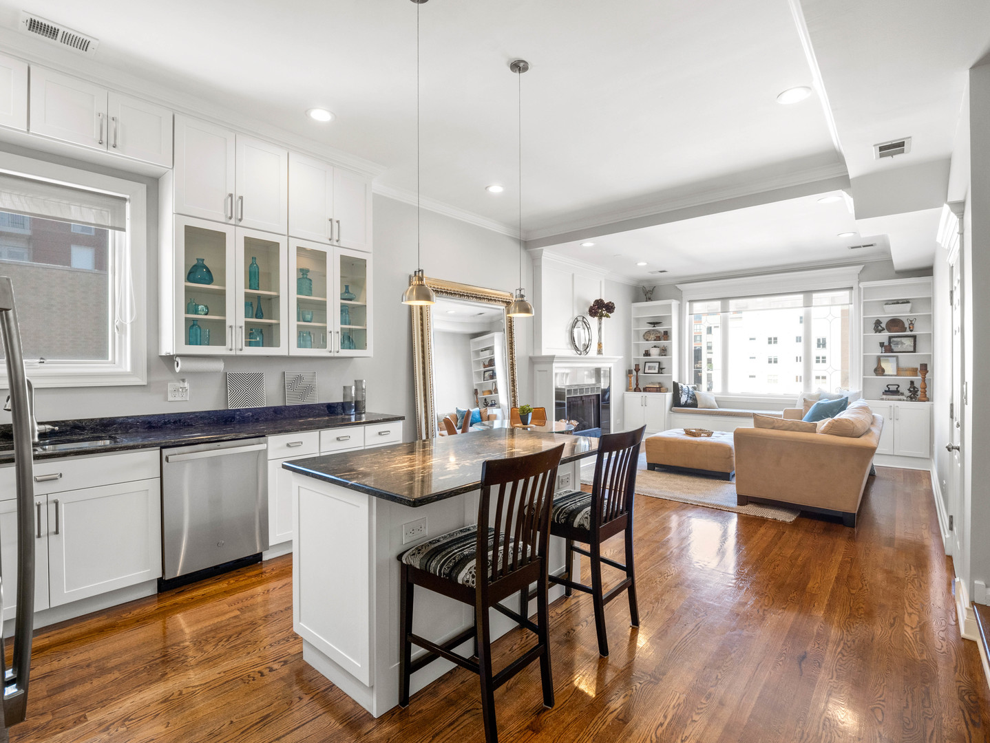 325 W SCHILLER Avenue Unit: 3W