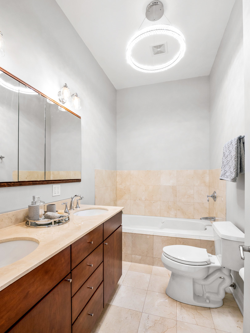 325 W SCHILLER Avenue Unit: 3W