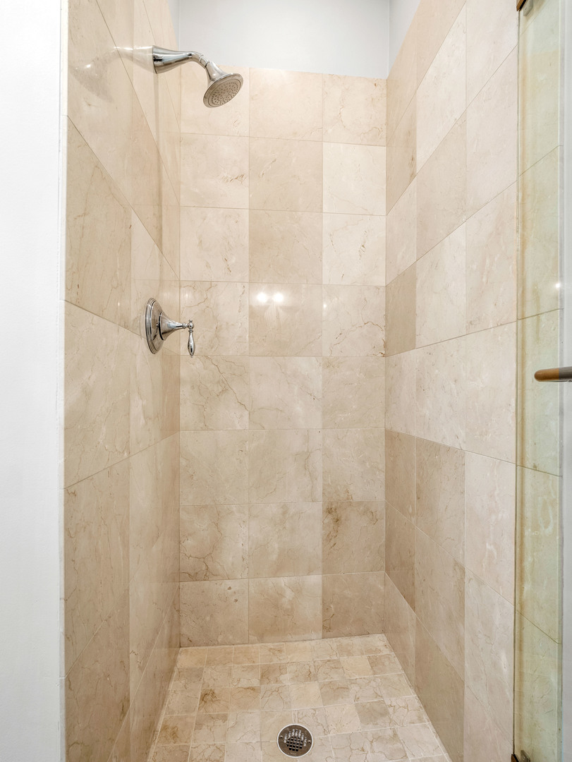 325 W SCHILLER Avenue Unit: 3W