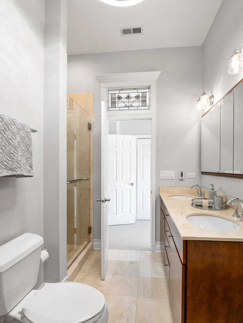 325 W SCHILLER Avenue Unit: 3W