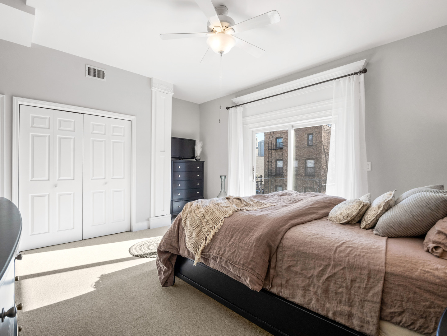 325 W SCHILLER Avenue Unit: 3W