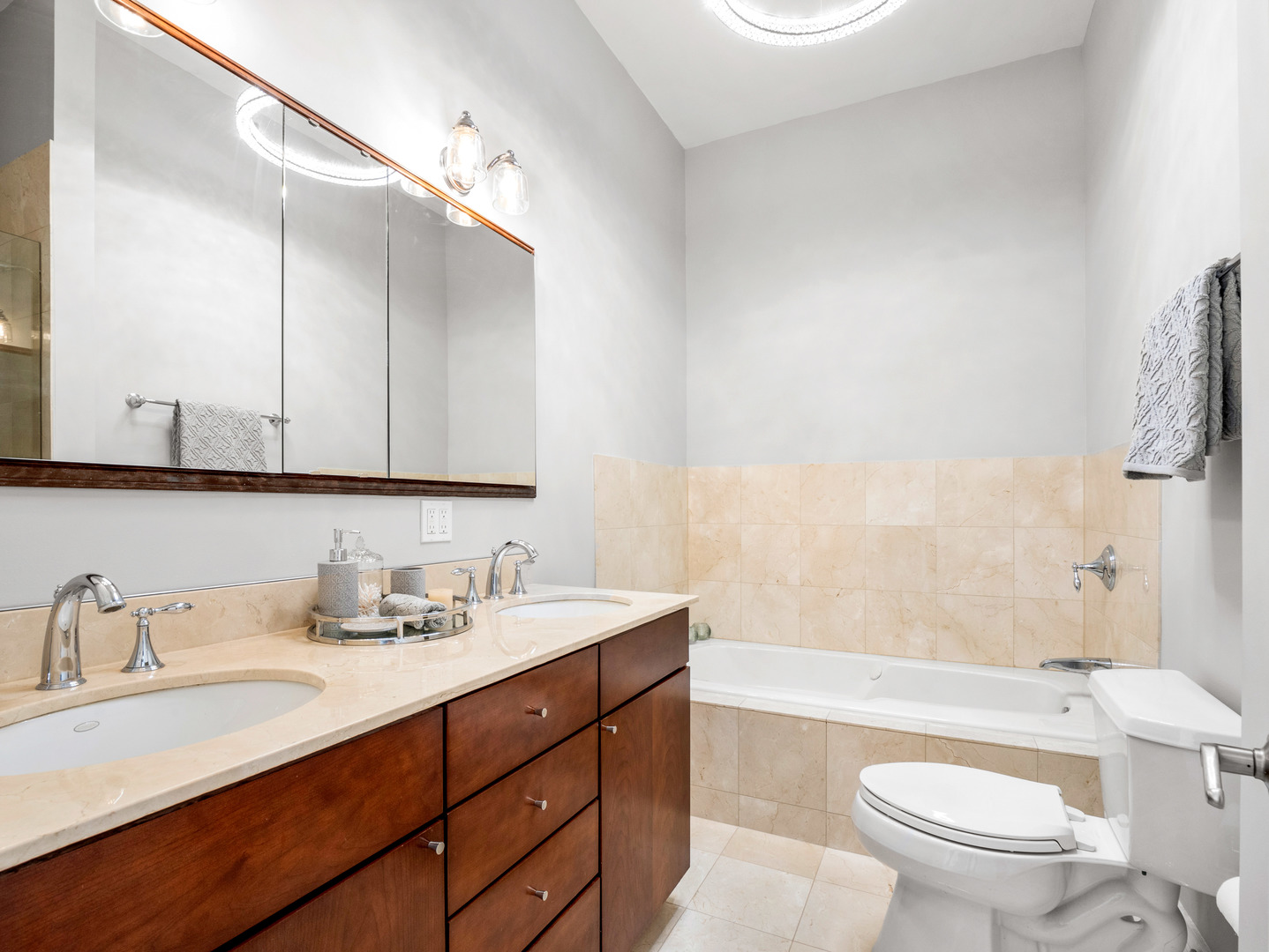 325 W SCHILLER Avenue Unit: 3W