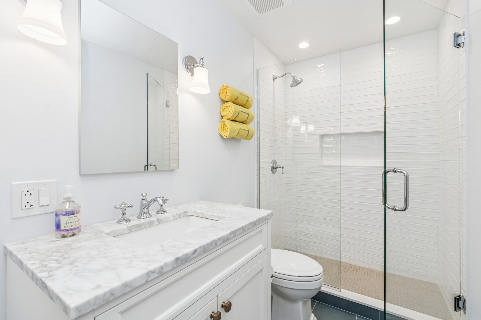 559 W Surf Street Unit: 400