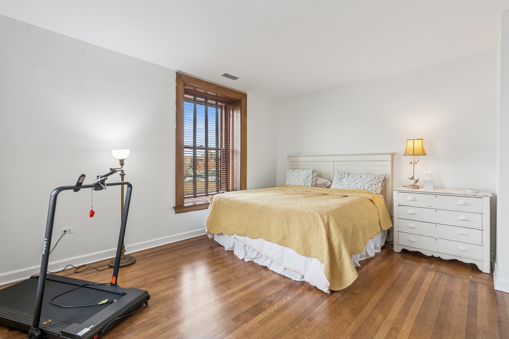 559 W Surf Street Unit: 400
