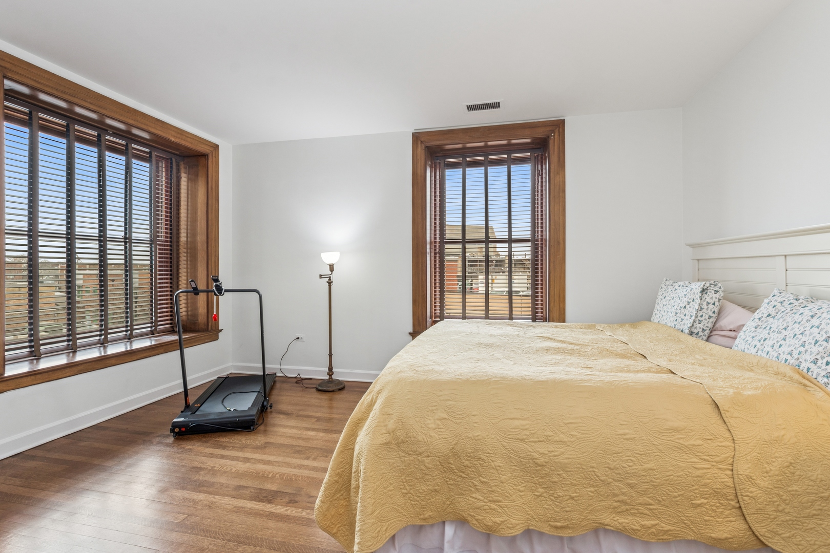 559 W Surf Street Unit: 400