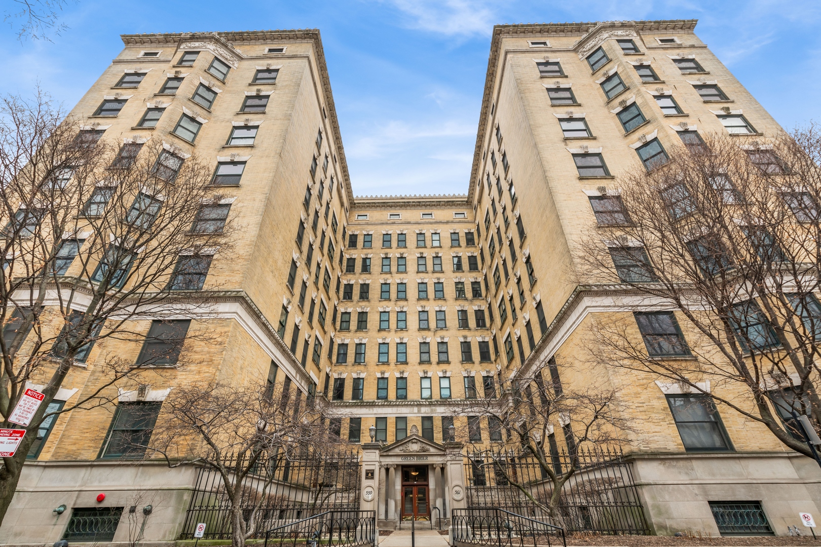 559 W Surf Street Unit: 400
