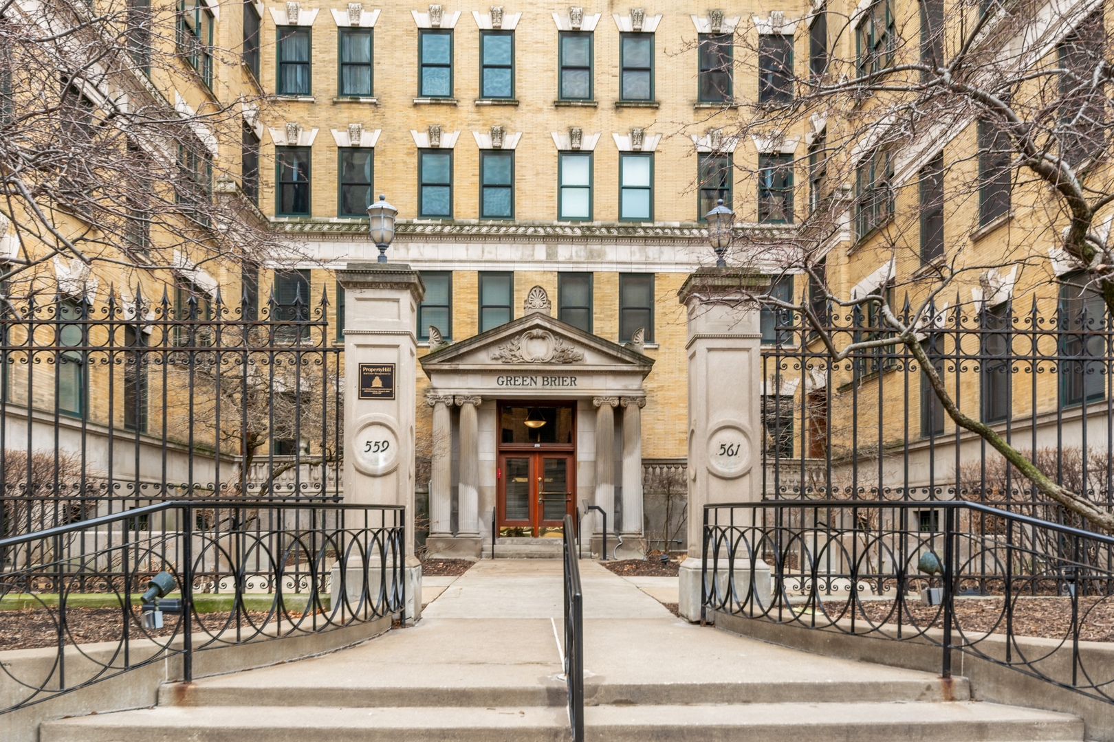 559 W Surf Street Unit: 400