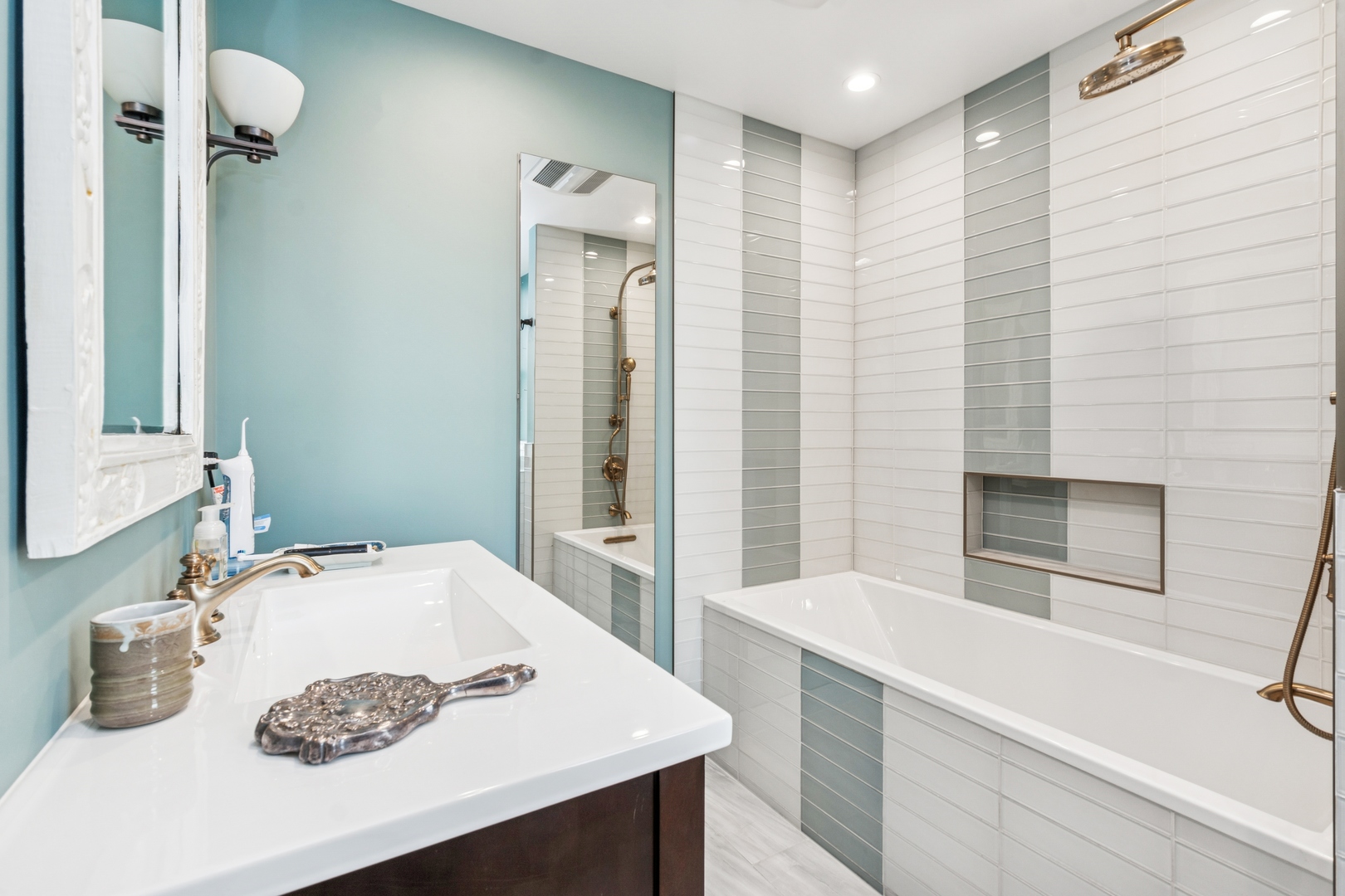 559 W Surf Street Unit: 400