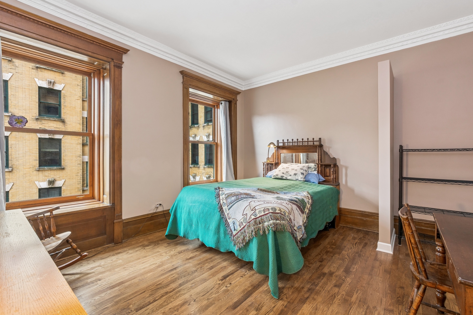 559 W Surf Street Unit: 400