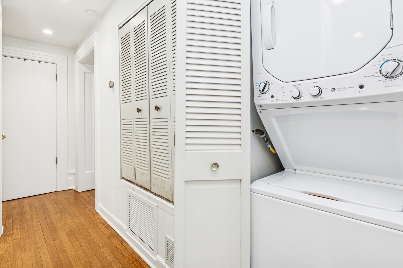 559 W Surf Street Unit: 400