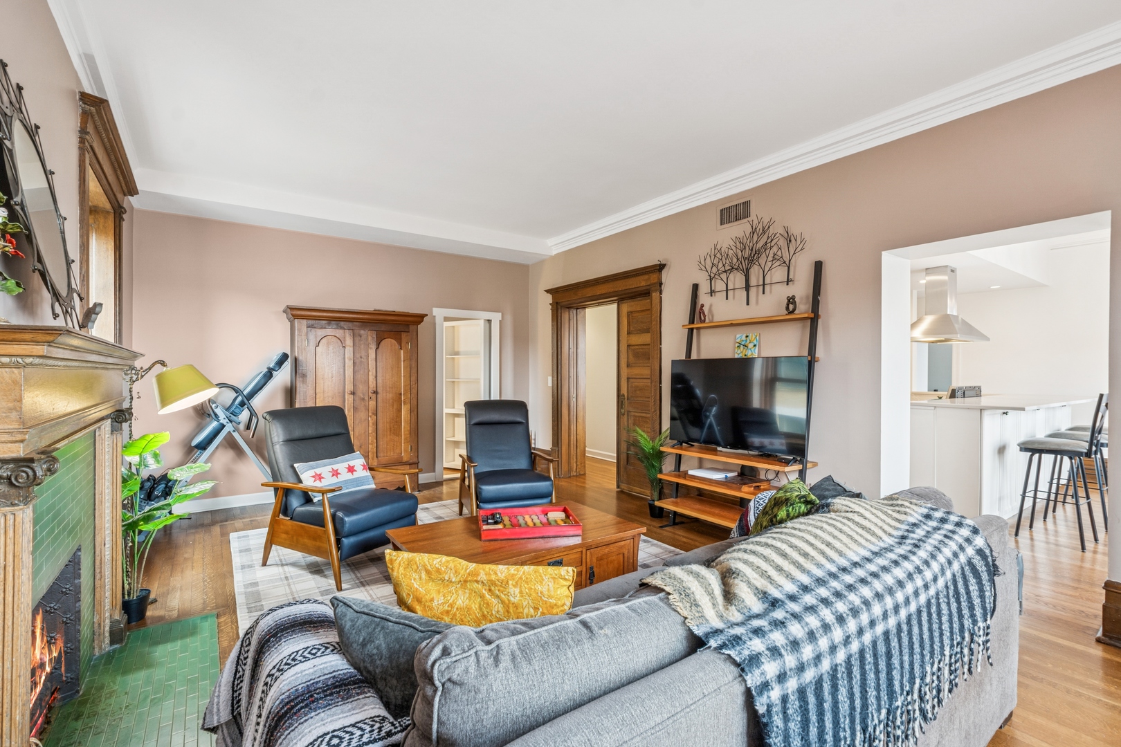 559 W Surf Street Unit: 400