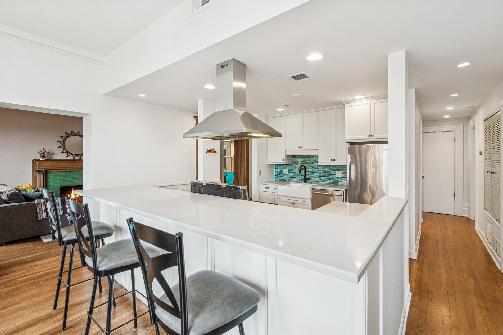 559 W Surf Street Unit: 400
